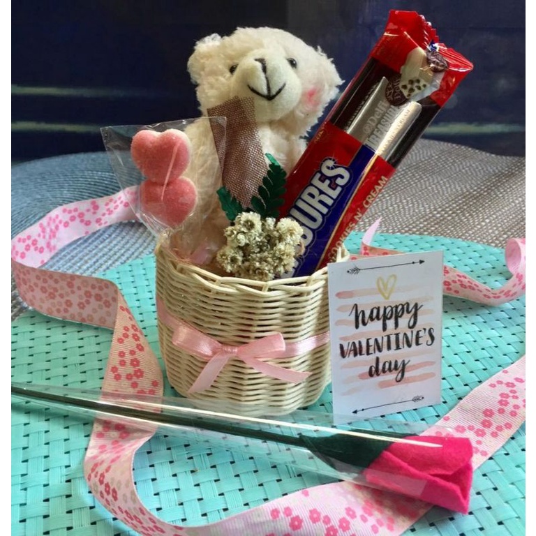 

Hampers/Parcel/Giftset/Snack Box/Hadiah/Kado Ulang Tahun/Valentine/Kelulusan/Graduation