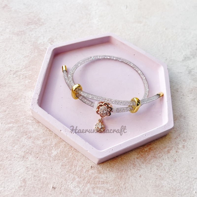 Gelang Tali Kawat Gliter Crystal Serut dan 4 Aneka Xuping Liontin Juntai.