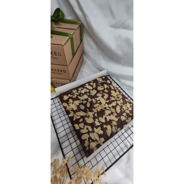 

BROWNIES ALMOND LARGE SIZE 20x20 SUPER NYOKLAT TERMURAH (WAJIB ORDER BUBBLE WRAP)