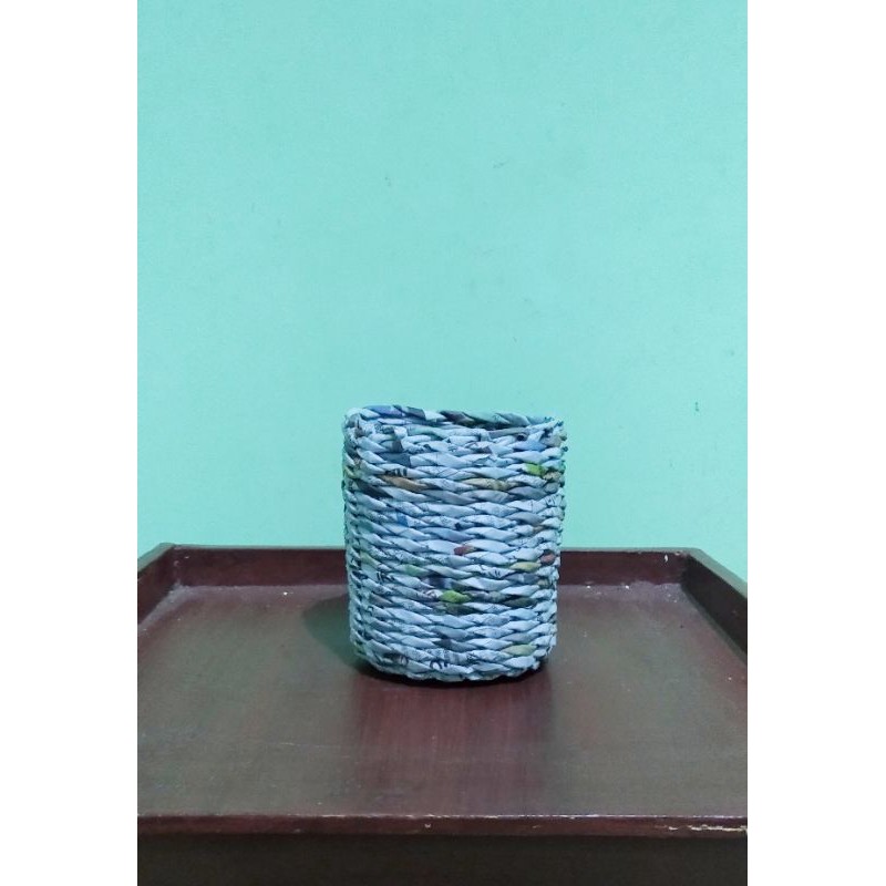 Kerajinan tempat pensil dari kertas koran