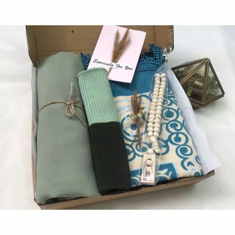 

GIFT BOX / HAMPERS / KADO ULTAH / KADO PERNIKAHAN / KADO WISUDA