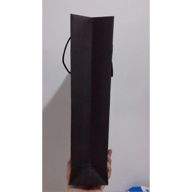 

Paperbag polos hitam elegan dari kertas briefcard tebal 200gsm