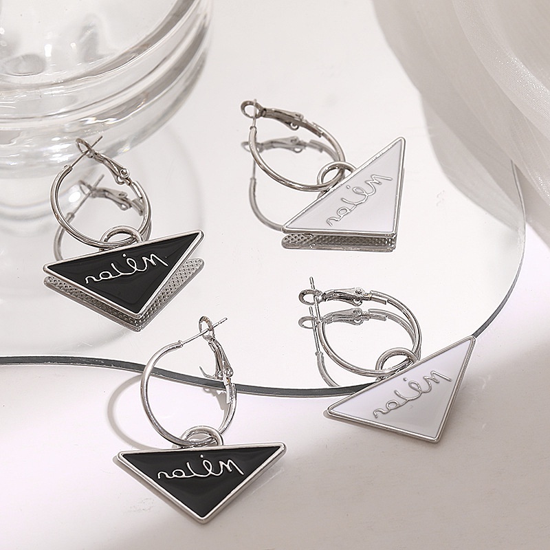 Sterling silver jarum Korea gaya baru pribadi retro hitam corner letters fashion sweet cool rasa des