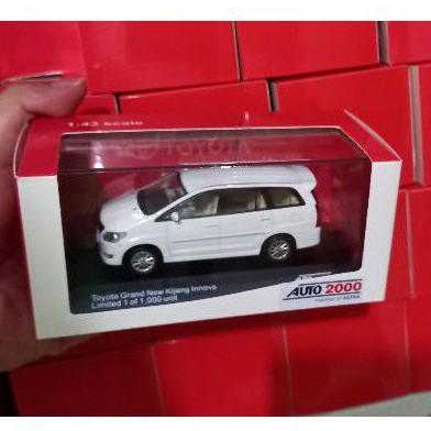 Diecast Mobil Toyota Innova Putih Auto2000 Bahan Besi 1:43