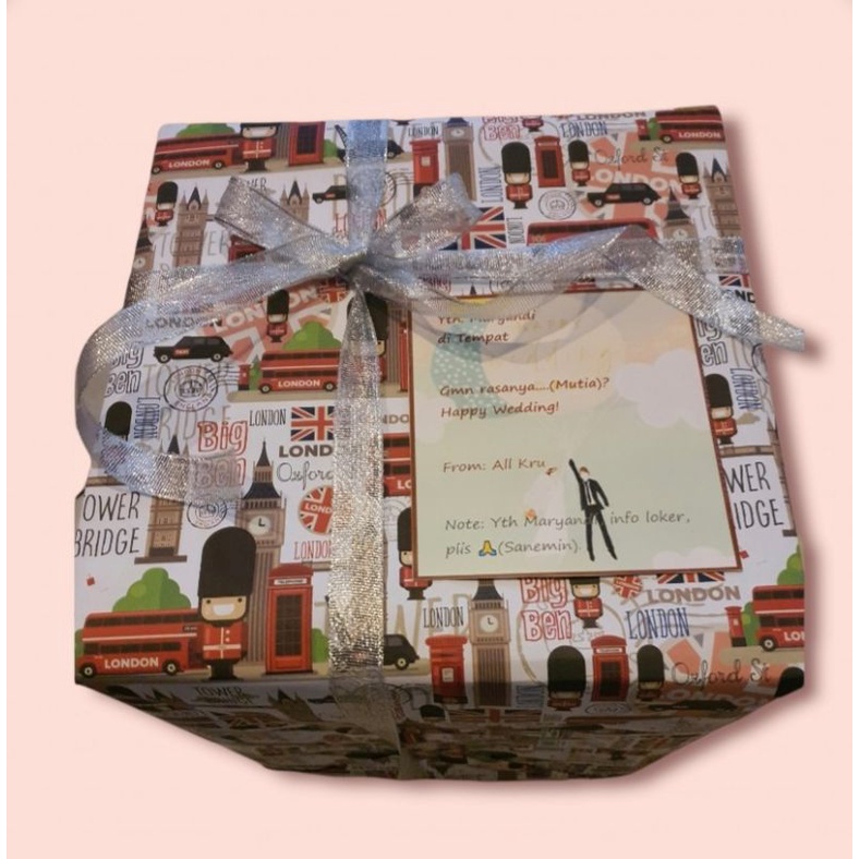 

Bungkus kado plus pita dan kartu ucapan