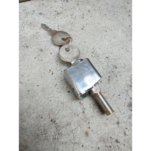 kunci tutup tangki bensin Vespa