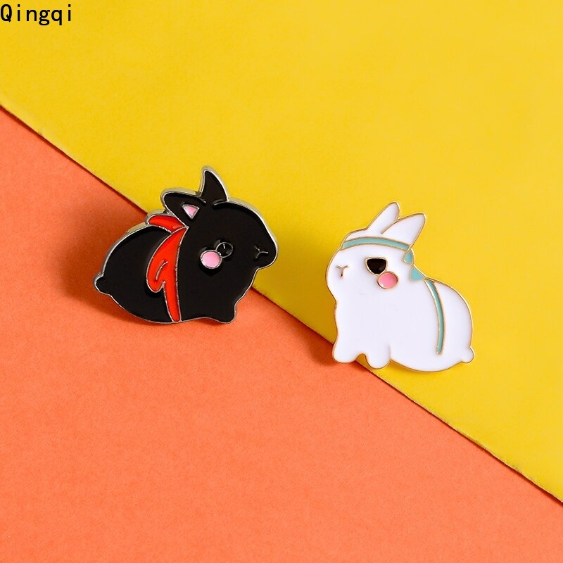 Bros Pin Enamel Bentuk Kartun Hewan Kelinci Warna Hitam Putih Untuk Hadiah