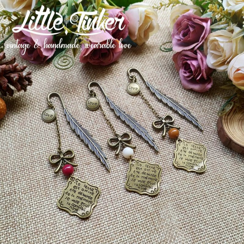 

Pembatas Buku Metal Bookmark French Letter