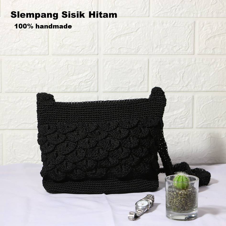 TAS RAJUT SELEMPANG SISIK HITAM. TAS WANITA. Riens Collections