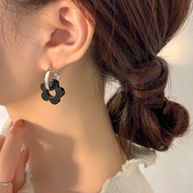 Anting Tusuk Motif Bunga Warna Hitam Untuk Wanita