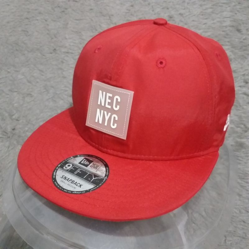 Topi snapback new era logo karet warna merah foto sendiri