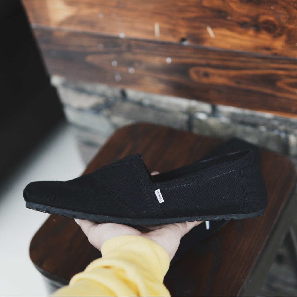 Sepatu slip on WAKAI tag vietnam Hitam Termurah