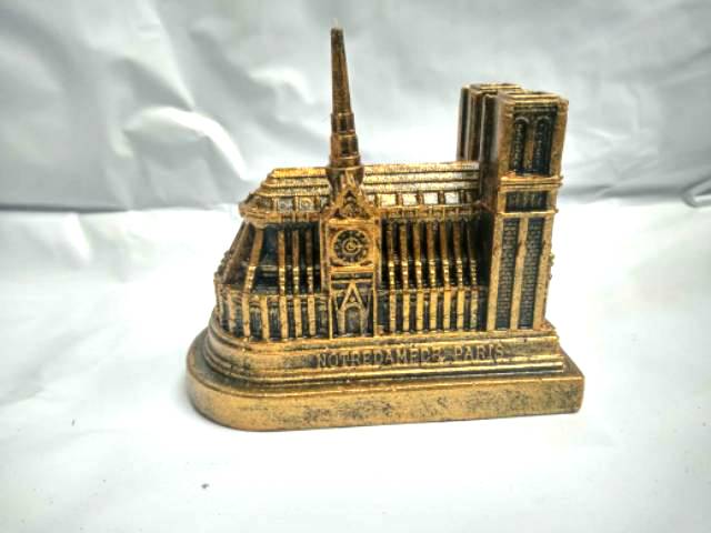 PAJANGAN MINIATUR NOTREDAMEDE PARIS UKURAN 15x10x7 cm BAHAN FIBERGLASS - DEKORASI RUMAH ICON DUNIA