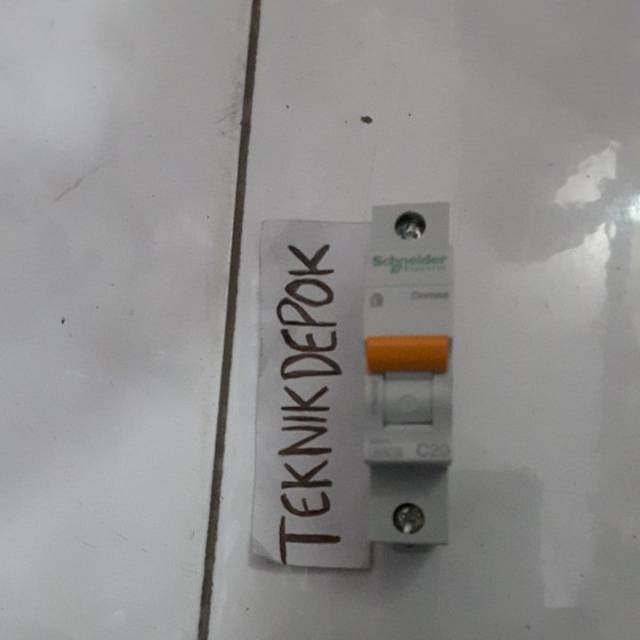 sekring 20 ampere sikring mcb domae alat pemutus listrik sikring lampu
schneider