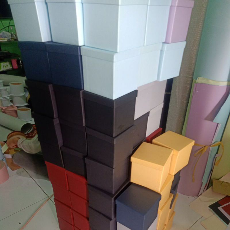 

RN bloom box (kotak 13 x 13 x 13) dan slinder, klik saja Kaka/sist