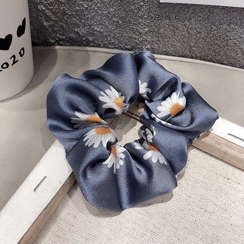 Scrunchie Bunga Daisy Bahan Satin Silky Cepol Rambut Ikat Rambut Korea Kunciran