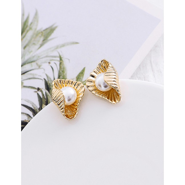 LRC Anting Tusuk Fashion Gold Scallop Pearl Stud Earrings F53435