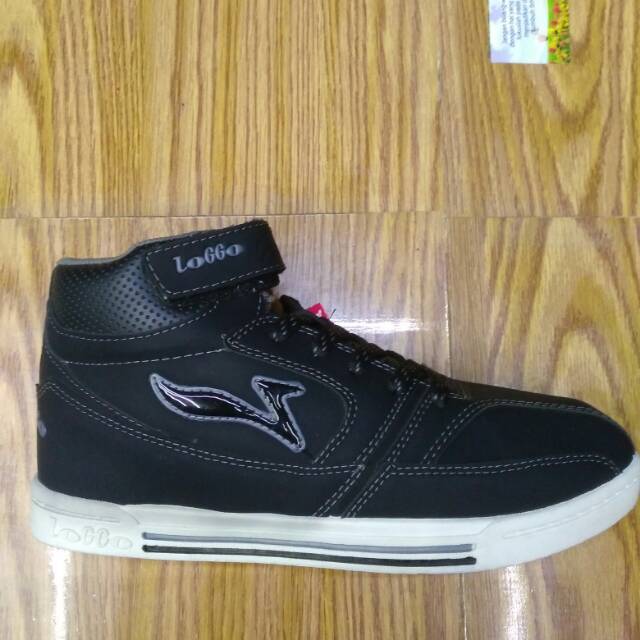 Sepatu sekolah hitam loggo.