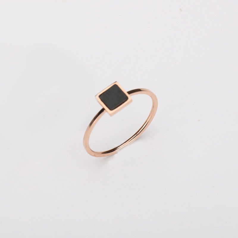 Cincin tipis hitam segi4 titanium Karet