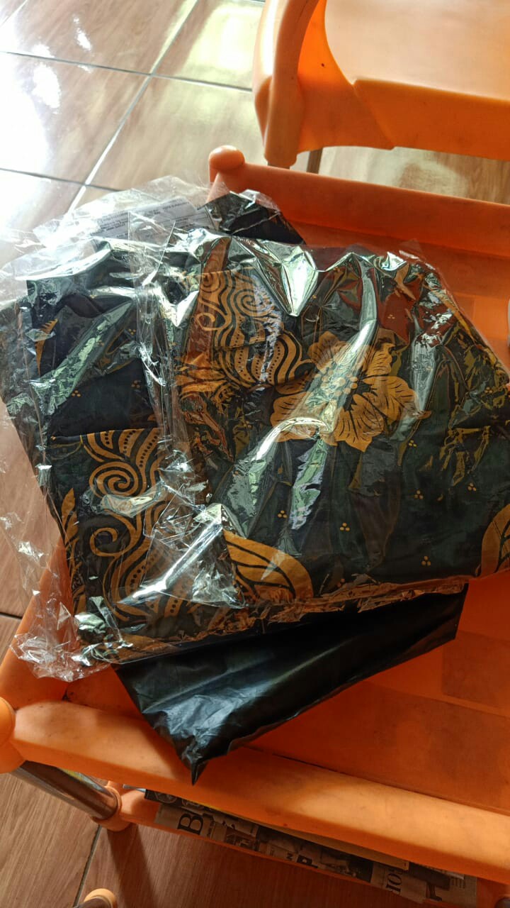 Batik Solo Kemeja Hem Garuda Emas Lapis Tricot Grounding