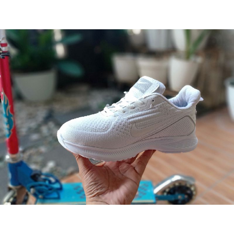 Sepatu Sneakers Sports Pria Wanita Putuh