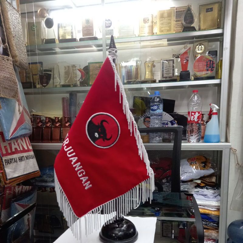 bendera meja beludru PDI PERJUANGAN