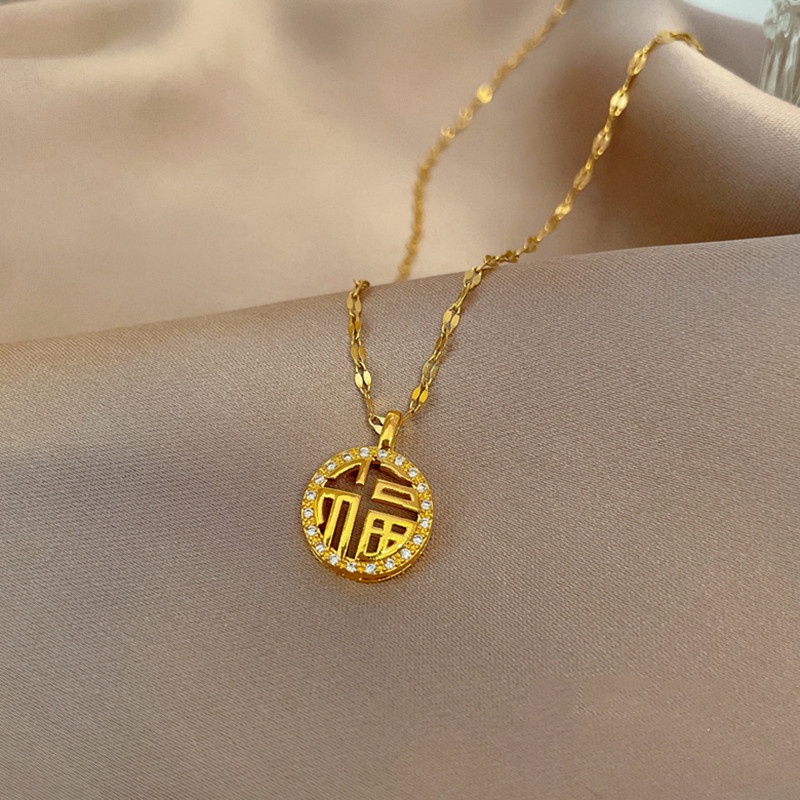 Kalung Titanium 'Fu' Beruntung Berlian Emas 18k Anti Karat Perhiasan Wanita