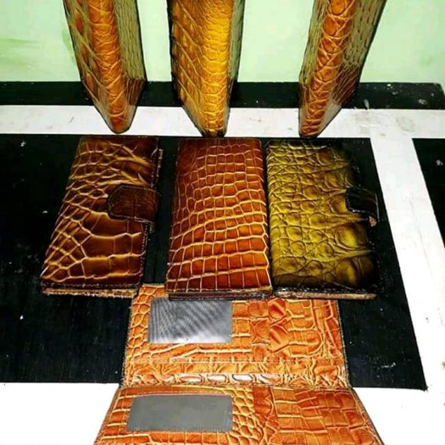 Dompet kulit buaya asli Papua