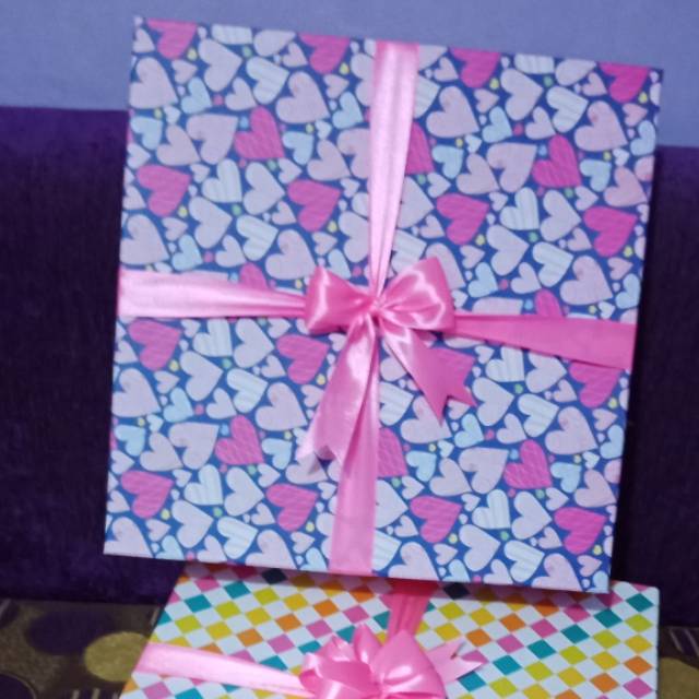 

Kotak kado 30x30x6cm (PxLxT)