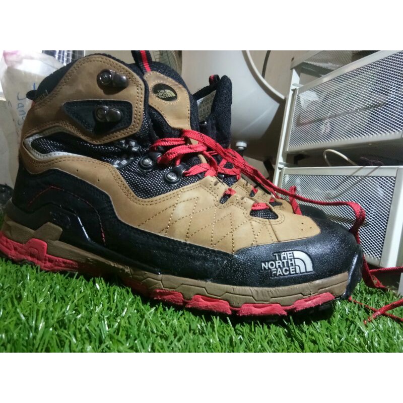 sepatu gunung The North Face second