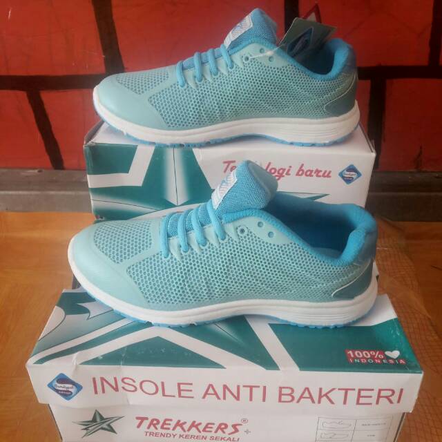 SEPATU OLAHRAGA TREKKERS WANITA
