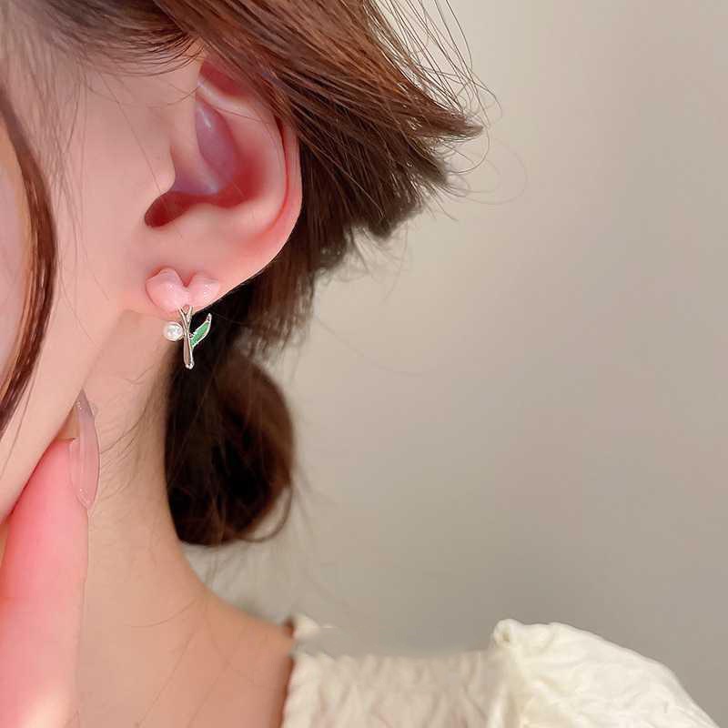 Anting Tusuk Motif Bunga Tulip Hias Mutiara Imitasi Simple Ala Jepang / Korea Untuk Wanita