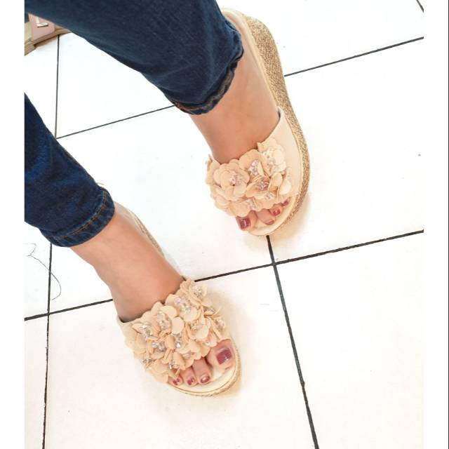 Wedges sofiya bunga banyak