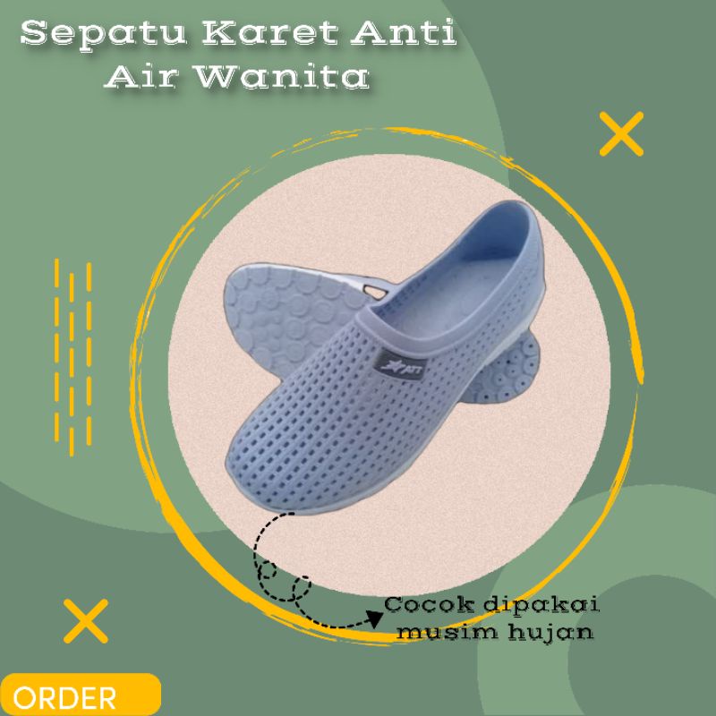 Sepatu Karet Anti Air Wanita