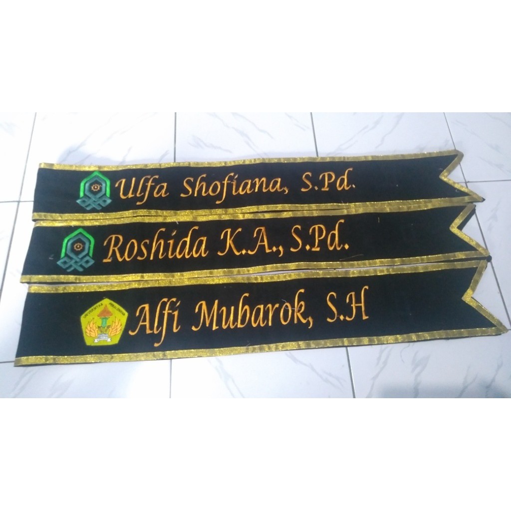 selempang wisuda logo