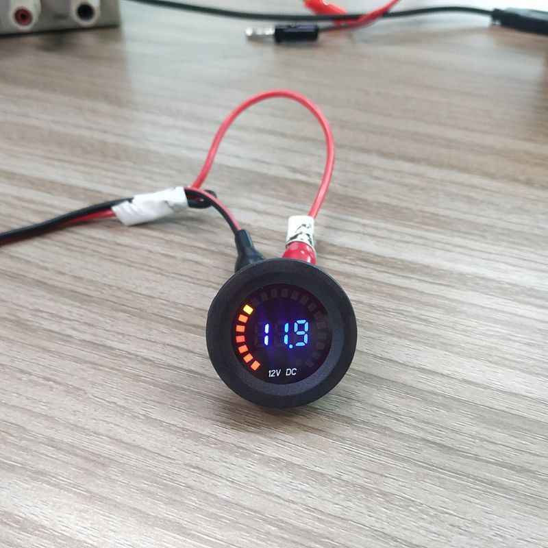 Voltmeter Digital DC 12V dengan Display LED untuk Mobil / Motor