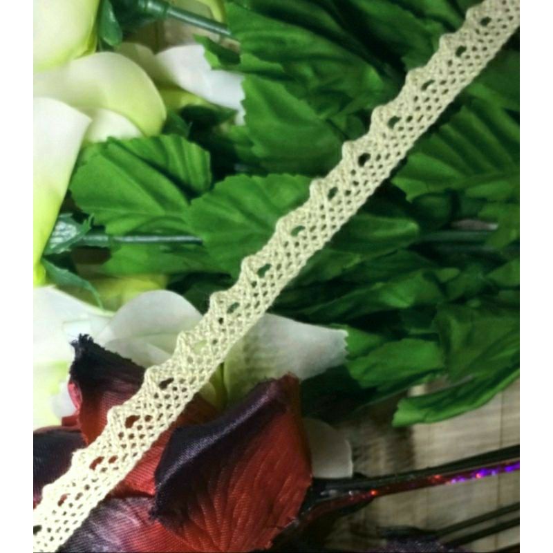 per rol 15 yard,renda rajut warna krem lebar 1cm.