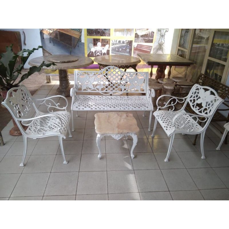 Meja Teras Onyx Kursi Besi Ukir Putih