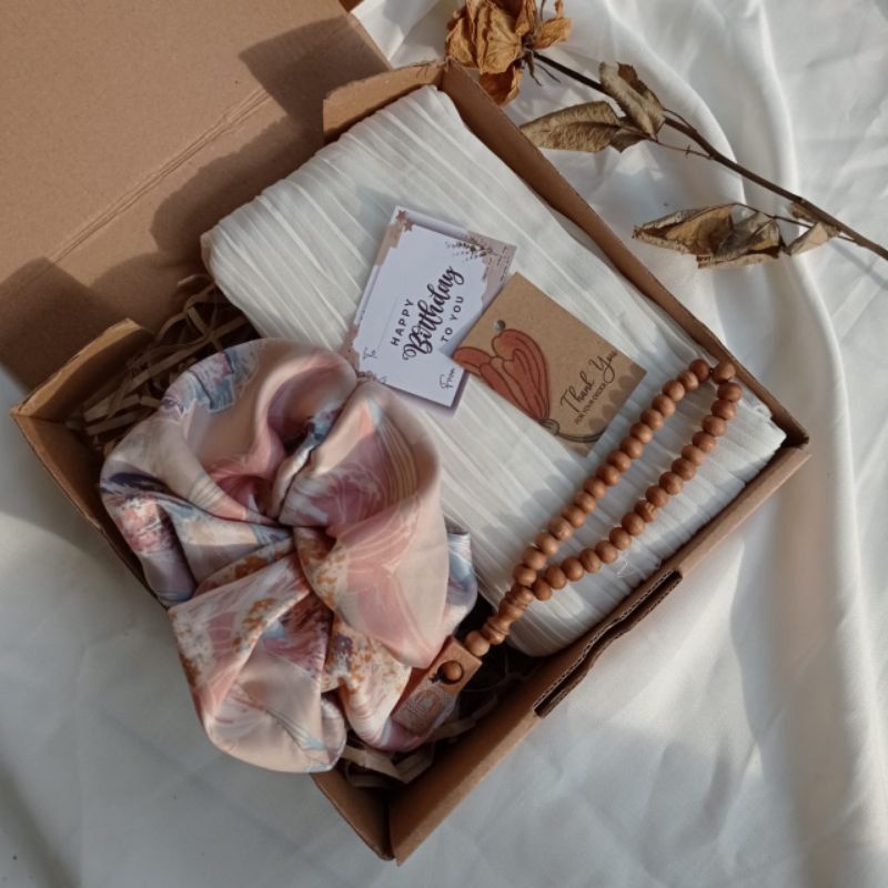 

HAMPERS GIFT BOX KADO HIJAB TERMURAH WISUDA ULANGTAHUN WEDDING MURAH HADIAH KADO LUXURY