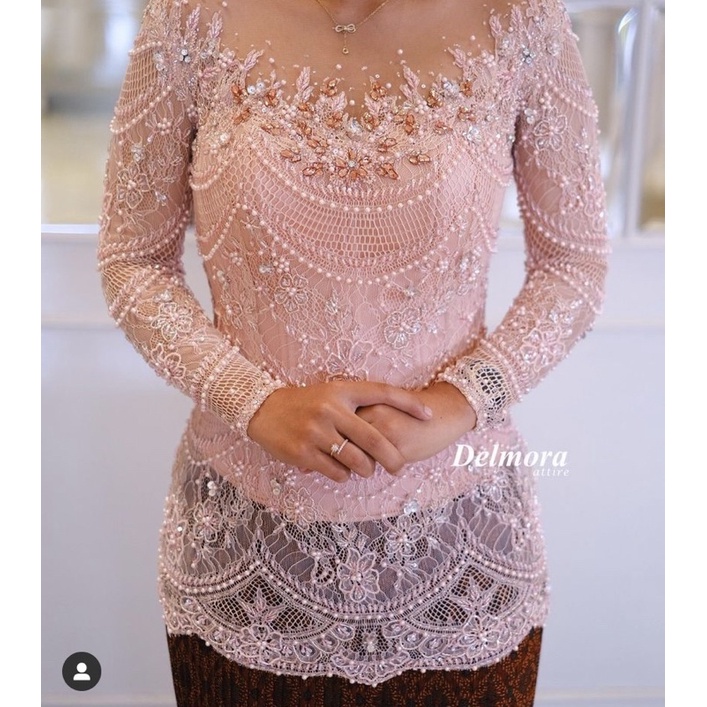 kebaya wisuda delmora