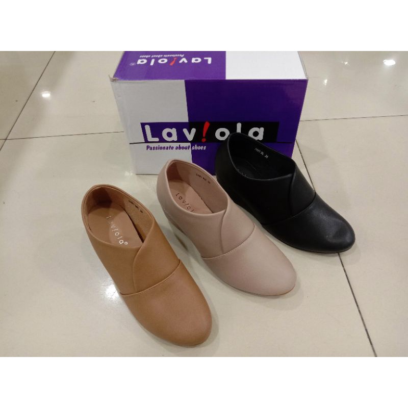 SEPATU WANITA SEMI BOOTH TINGGI SEDANG MODEL SLIP ON MERK LAVIOLA