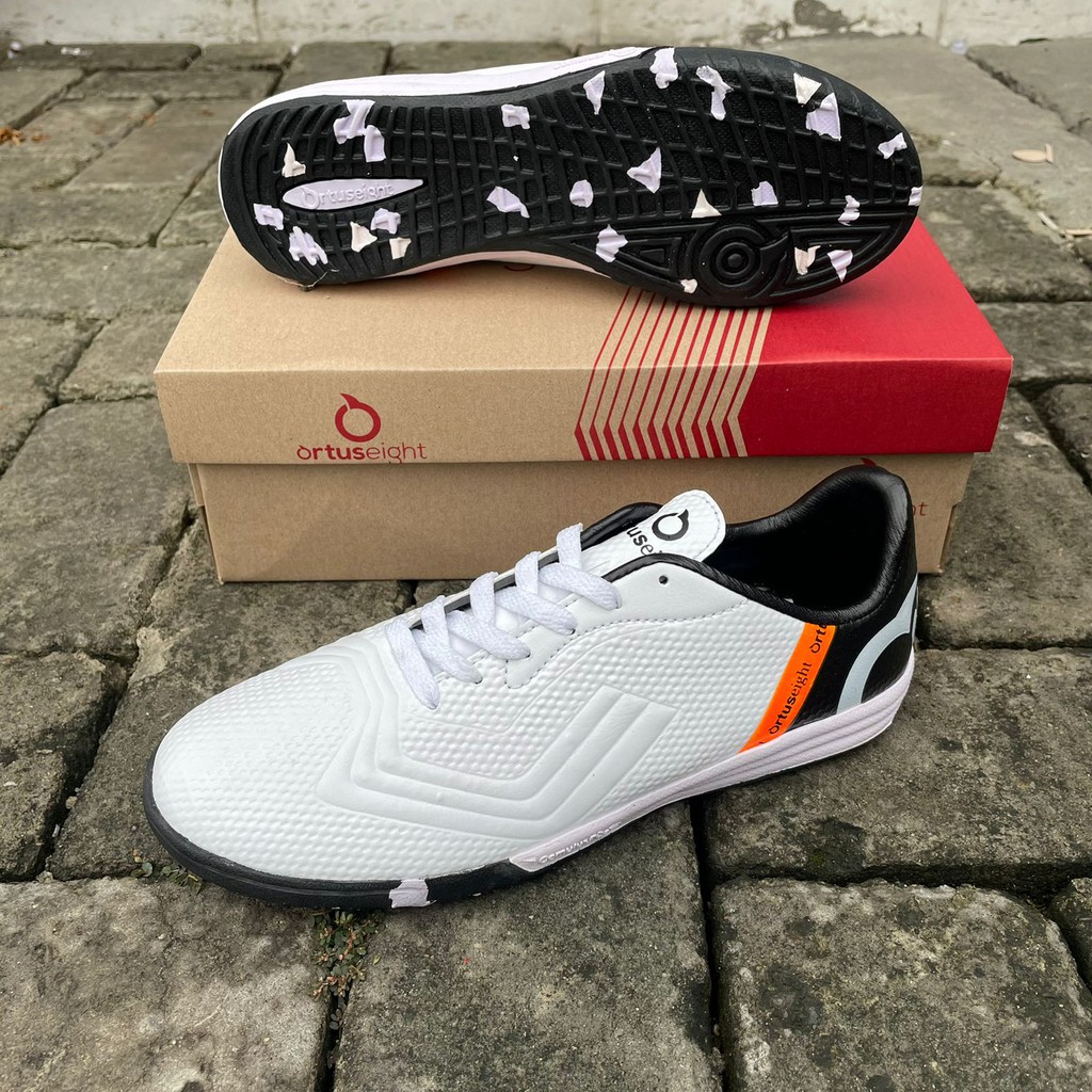 sepatu futsal ortuseight extend in white / sepatu futsal ortus ekstend