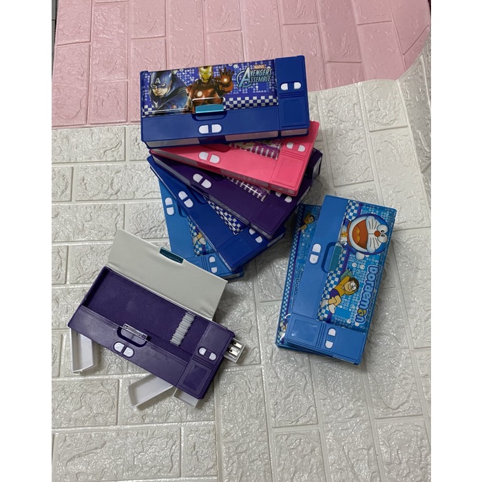 

Gaya Tempat Pensil/Kotak Pensil Jumbo +Serutan+Laci /Karakter /Z018/1 Dus96 Hemat