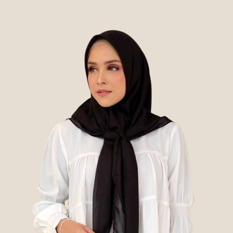 HIJAB SEGI EMPAT POLOS/JILBAB SEGI EMPAT/KERUDUNG BELLA SQUARE/KHIMAR BELLA POLLYCOTTON PREMIUM /110X110CM-HITAM