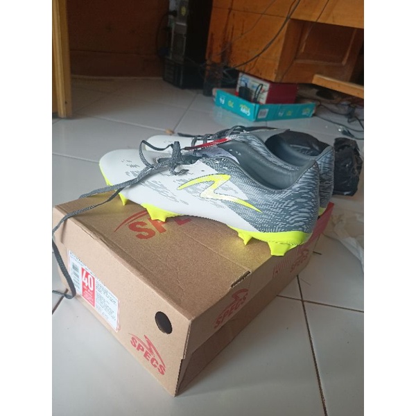 spatu bola specs