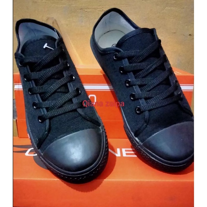 sepatu sekalah nb warna hitam polos. bahan camvas nyaman di kaki