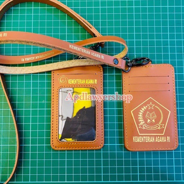 

Name Tag ID Card Tali Kulit KEMENTERIAN AGAMA RI KEMENAG RI 4 Slot Card Dompet Kartu Tali KEMENAG