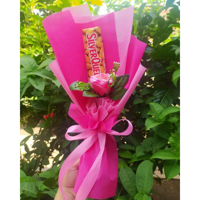 

(K) BUKET VALENTINE BUNGA DAN COKLAT SILVERQUEEN BESAR 58GRAM HADIAH SIMPLE PACAR CANTIK MENAWAN/paket/bingkisan Snack Ulang Tahun/Ultah/ Wisuda/Kado/Hadiah