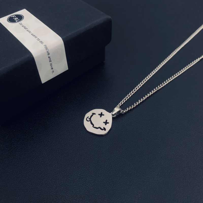 Kalung Rantai Dengan Liontin Smiley Asimetris Bahan Titanium Steel Gaya Retro