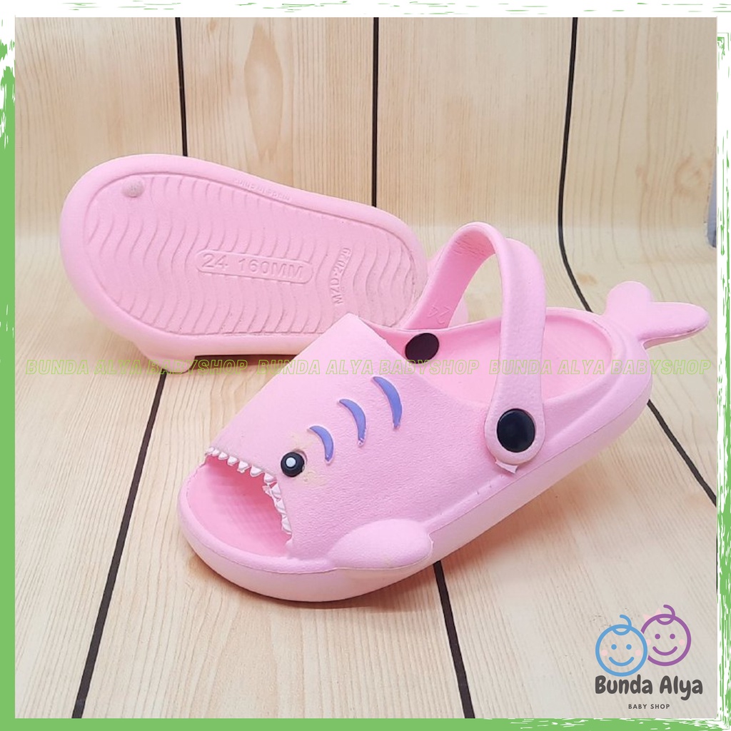 Sendal Anak Perempuan IMPORT Usia 3 4 5 Tahun Baby Shark Lentur Elastis - Sepatu Sandal Slop Anak Cewek Model Ikan Lucu PINK Sendal Anak Cowok Cewek Kret Anti Licin Sendal Slop Anak Tali Belakang Nyaman Dipakai Size 24-28